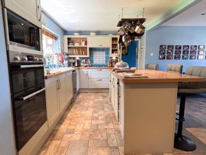 20 Yeatmans Close_Kitchen- click for photo gallery